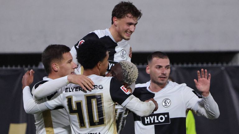 Die Elversberger bejubeln den nächsten Sieg in der Bundesliga. 
