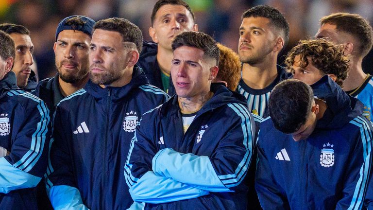 Teamkollegen wie Enzo Fernandez von Manchester City (M.) können ihre Tränen nicht zurückhalten. 