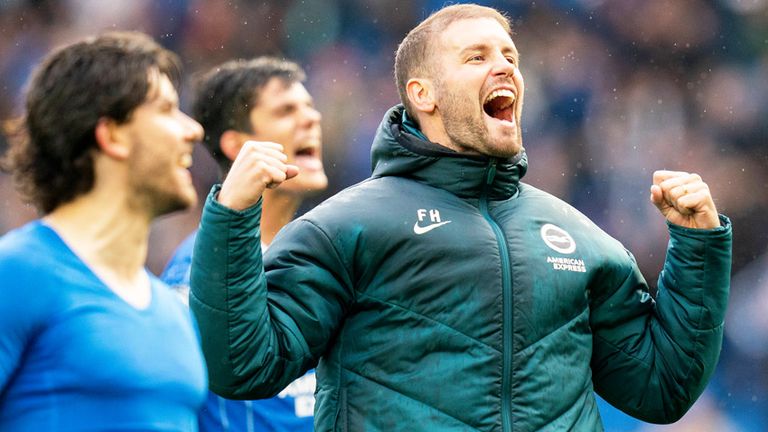 Fabian Hürzeler (r.) und Brighton and Hove Albion reiten gerade auf einer Erfolgswelle.