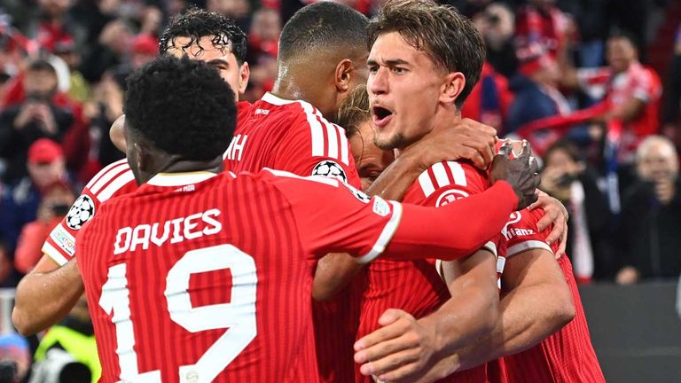 Spieler des FC Bayern bejubeln ein Tor beim 2:2 gegen den FC Arsenal.