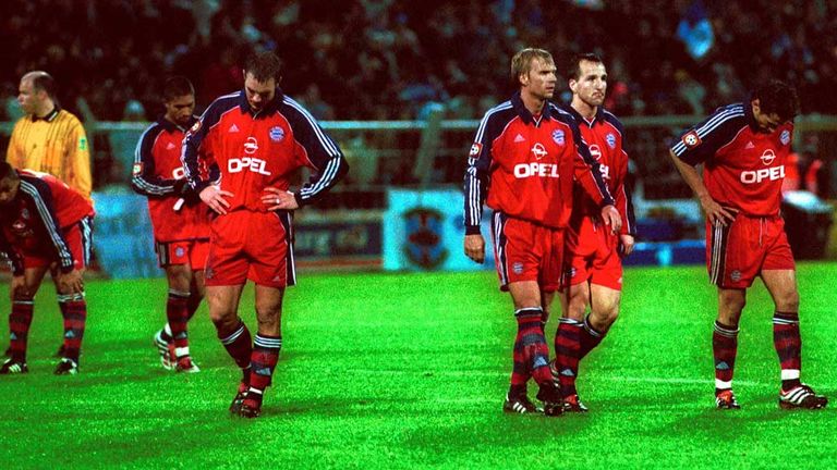 Der FC Bayern schied im Jahr 200 im Pokal in Magdeburg aus. Giovane Elber (l.) und Jens Jeremies (2. v. r.) scheiterten im Elfmeterschießen.