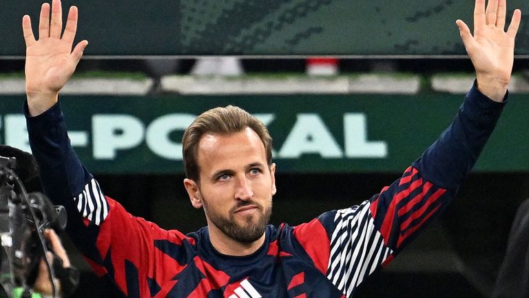 Bayern-Superstar Harry Kane lässt sich in der Allianz Arena für den Gewinn des Ballon d'Or feiern.