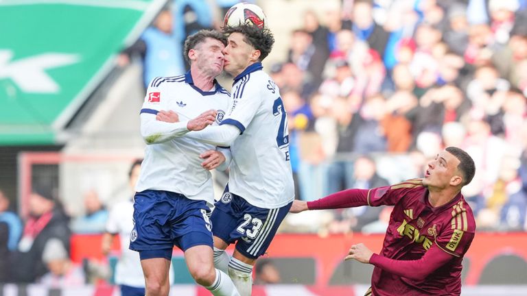 Die beiden Schalker Robin Gosens (l.) und Soufiane El-Faouzi (m.) prallen im Spiel in Köln mit den Köpfen zusammen.