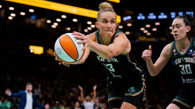 Leonie Fiebich (l.) von New York Liberty trifft im Kampf um das WNBA-Finale auf Atlanta Dream.