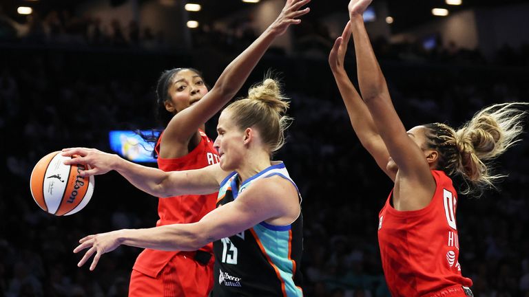 Leonie Fiebich (M.) verpasst die WNBA-Finals. 