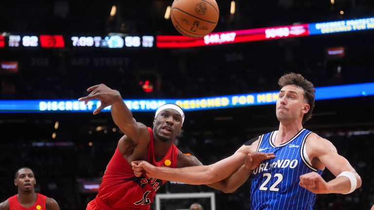Franz Wagner (r.) verliert mit seinen Orlando Magic deutlich bei den Toronto Raptors.