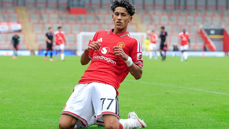 JJ Gabriel bejubelt in der UEFA Youth League ein Tor für die U19 von Manchester United.