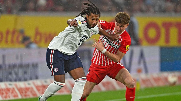 Serge Gnabry (l.) im Zweikampf mit Philipp Treu.