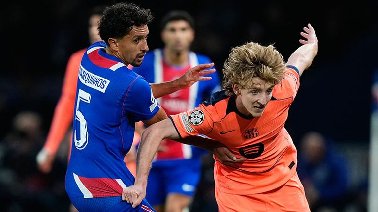 Anthony Gordon (r.) im Duell mit Marquinhos.