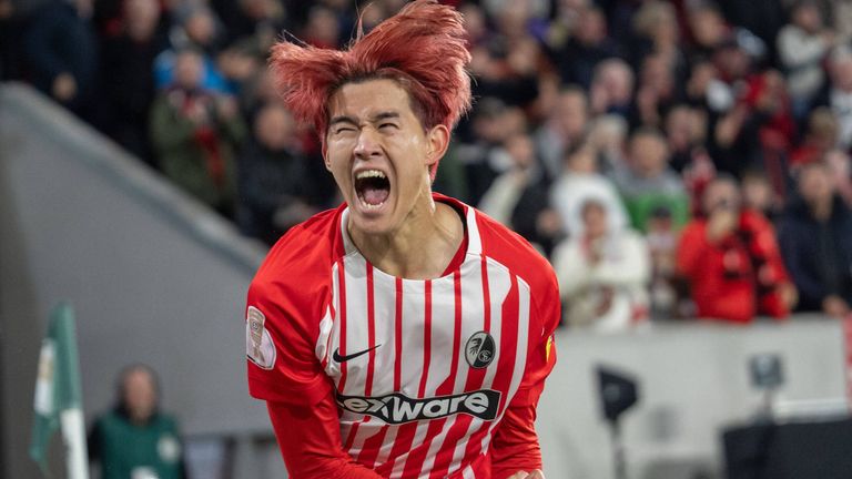 Keisuke Goto freut sich über seinen Doppelpack gegen Wolfsburg. 