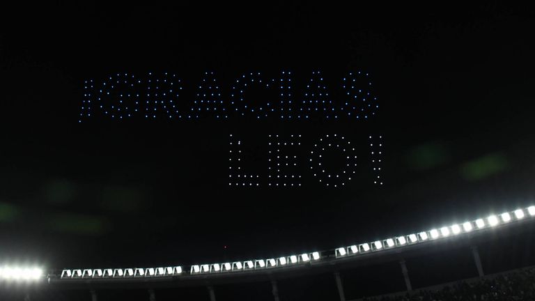Bei der Drohnenshow nach Spielende sind überdimensional groß die Worte 'Gracias Leo' am Himmel zu sehen. 