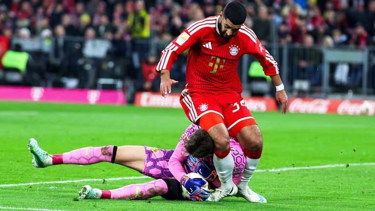 Bayern-Star Ismael Saibari (r.) musste im Klassiker nach einem Duell mit BVB-Keeper Gregor Kobel verletzt ausgewechselt werden.