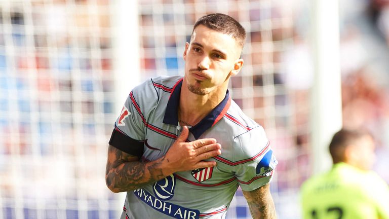 Ex-Bayer-Star Alejandro Grimaldo freut sich über seinen Treffer für Atletico. 