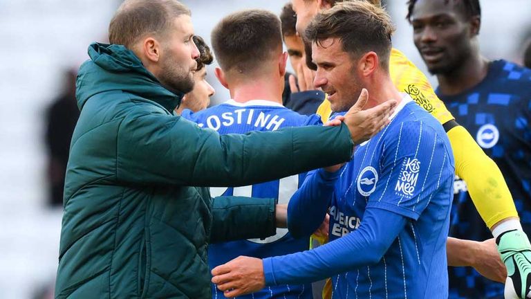 Pascal Groß (r.) und Pascal Hürzeler umarmen sich während eines Spiels von Brighton & Hove Albion.