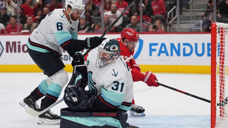 Philipp Grubauer (M.) gewinnt das deutsche Duell mit Seattle Kraken gegen Moritz Seider und die Detroit Red Wings. 
