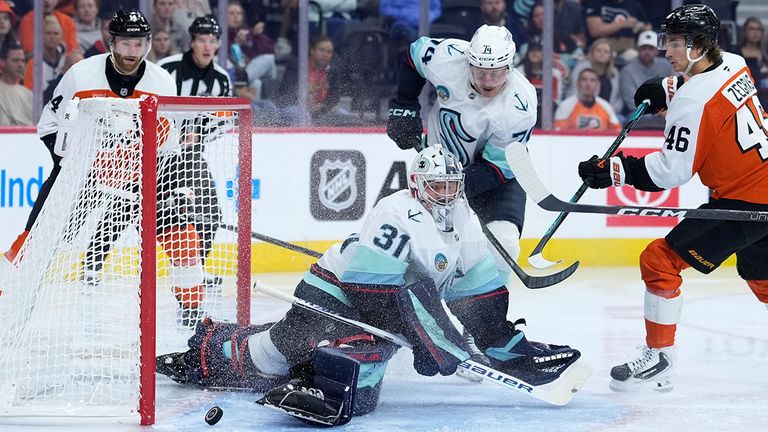 Der deutsche Goalie Philipp Grubauer (unten) avanciert bei den Seattle Kraken zum Matchwinner.