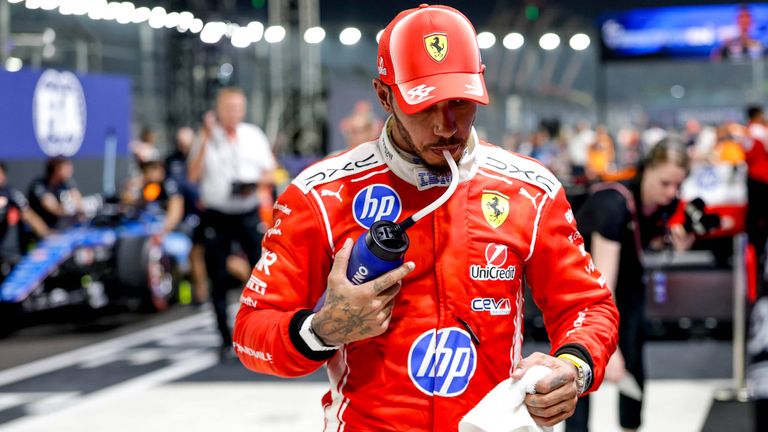 Lewis Hamilton hat sich für das vergeben Podium in Singapur bei seinem Team entschuldigt.