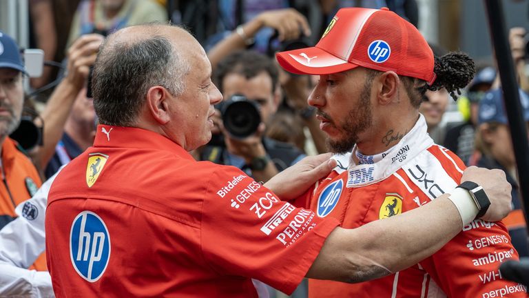 Ferrari-Boss Fred Vasseru (l.) und Lewis Hamilton (r.) in Monaco 2026.