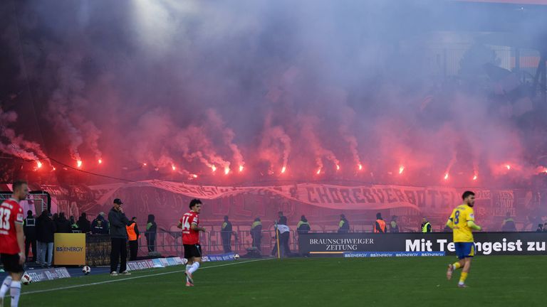 Die 96-Anhänger sorgten in der Nachspielzeit beim Derby für eine zwischenzeitliche Spielunterbrechung. 