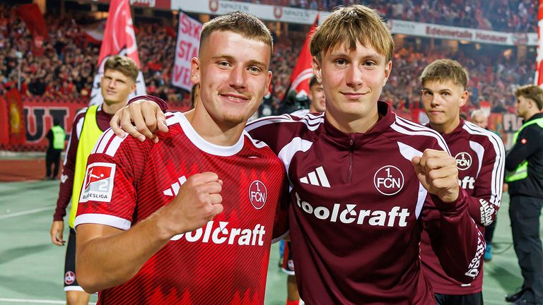 Nürnberg-Jungprofi Tobias Heß (l.) arbeitet nebenbei als Hausmeister an einer Grundschule.