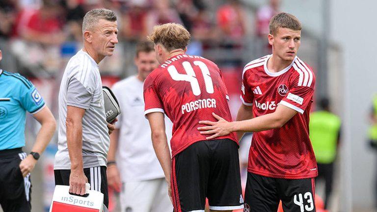 Tobias Heß (r.) wird gegen Dynamo Dresden für Eric Porstner eingewechselt und kommt so zu seinem Debüt für den 1. FC Nürnberg.