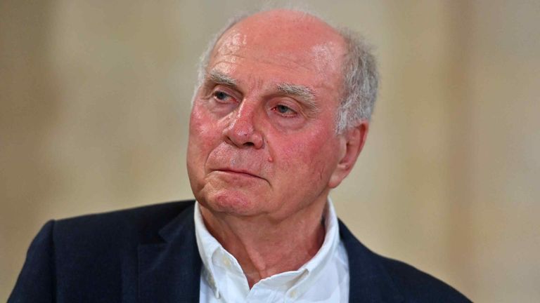 Uli Hoeneß sieht den FC Bayern durch die hohe Belastung internationaler Wettbewerbe besonders stark beeinträchtigt.