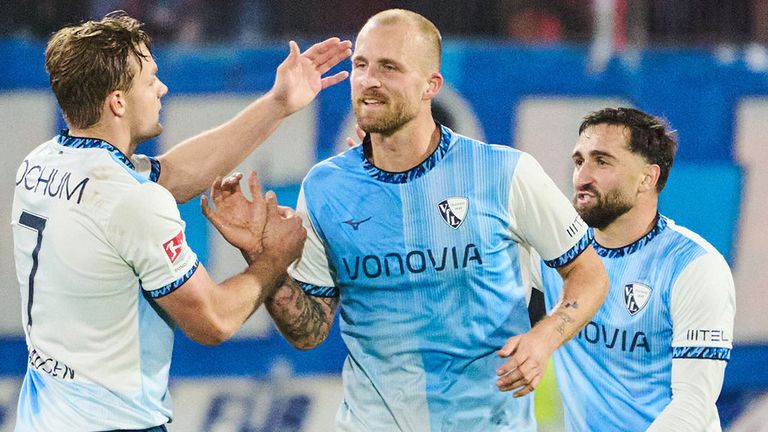 Torschütze Philipp Hofmann (M) jubelt mit seinen Teamkollegen vom VfL Bochum.