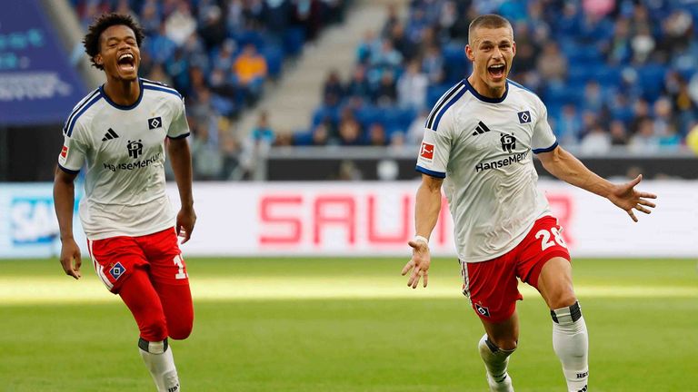 Miro Muheim (r.) feiert seinen Siegtreffer gegen die TSG Hoffenheim.