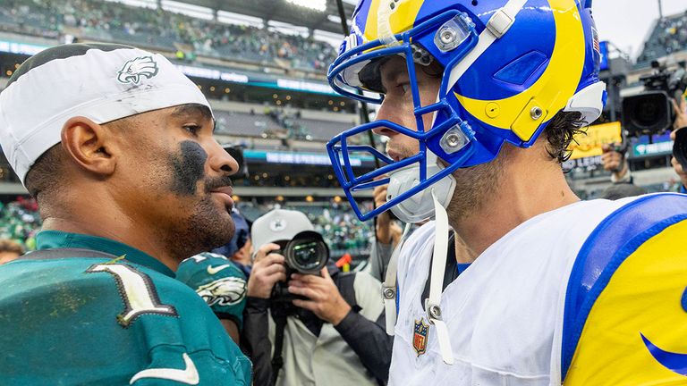 Eagles-Quarterback Jalen Hurts (l.) im Gespräch mit Rams-Quarterback Matthew Stafford.