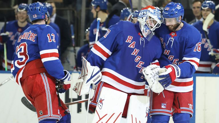 Goalie Igor Shesterkin (m.) trifft für die New York Rangers in der NHL.