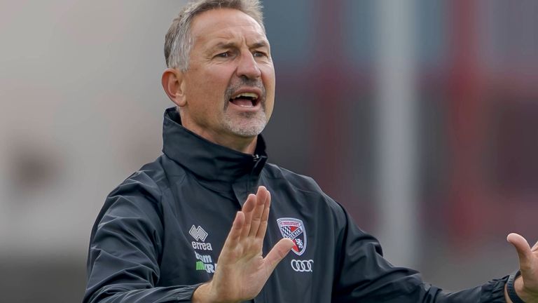 Der neue FCI-Trainer Achim Beierlorzer erlebt gegen Wiesbaden ein enttäuschendes Debüt. 