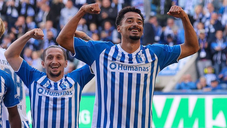 Emmanuel Iyoha (r.) jubelt gemeinsam mit Magdeburg-Teamkollege Baris Atik)