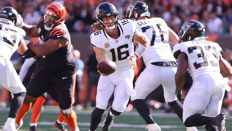 Quarterback Trevor Lawrence (m.) im Spiel gegen Cincinnati.