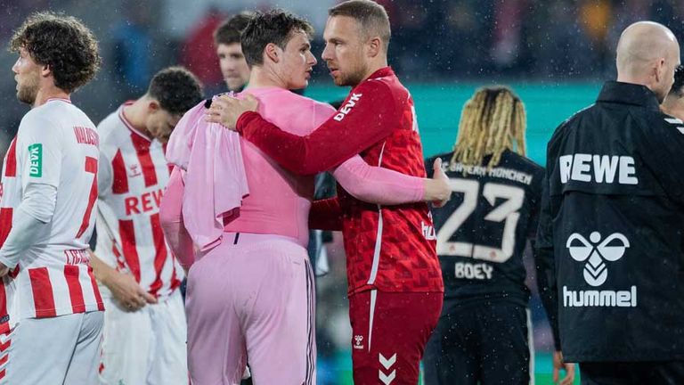 Marvin Schwäbe (r.) und Jonas Urbig im Oktober 2025 nach dem Pokalspiel zwischen Köln und Bayern.
