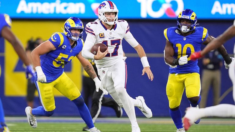 Josh Allen (m.) gewinnt mit den Bills nach Verlängerung.
