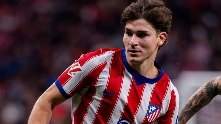 Der Kontakt mit Julian Alvarez bringt dem FC Barcelona eine Strafe ein.