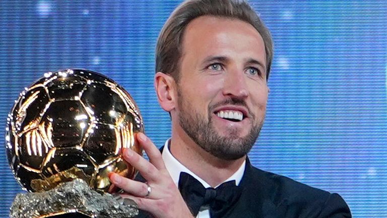 Harry Kane ist der erste Bundesligaspieler in diesem Jahrtausend, der den Ballon d'Or in die Höhe recken darf. 