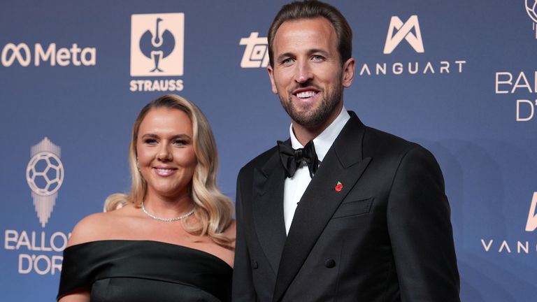 Harry Kane auf dem Roten Teppich mit seiner Frau.