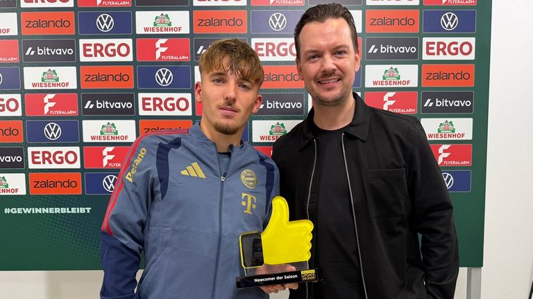 Sky Sport Reporter Florian Plettenberg (r.) überreicht Bayern-Star Lennart Karl den TU-Award als Newcomer der Saison. 
