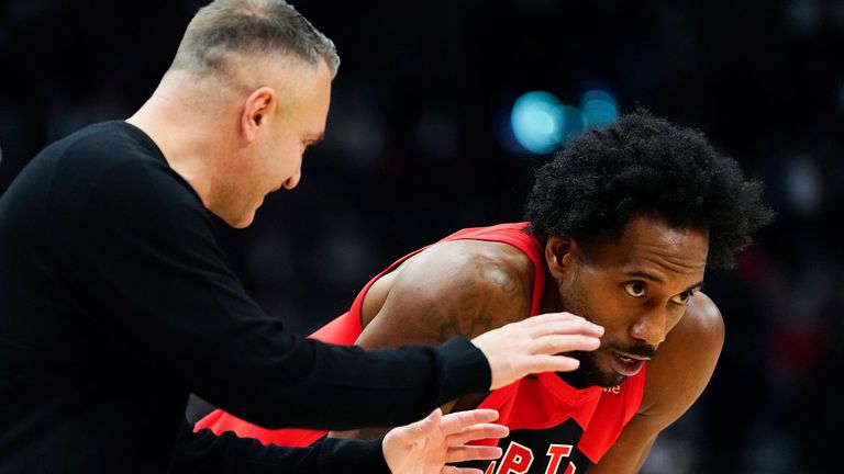 Raptors-Superstar Kawhi Leonard (r.) fällt mindestens eine Woche aufgrund einer Knieverletzung aus.