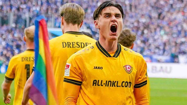 Thomas Keller jubelt über das 2:2 zwischen Dynamo Dresden und dem FC Schalke 04 aus der vergangenen Saison in der 2. Bundesliga.