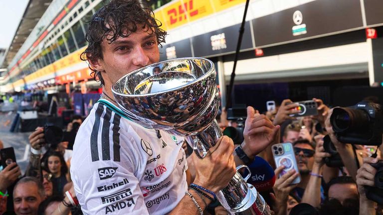 Kimi Antonelli mit dem Pokal nach seinem Sieg beim Heim-Grand-Prix in Monza.
