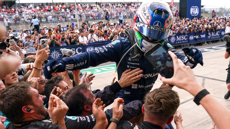 Der angehende Weltmeister Kimi Antonelli wird für seinen Gala-Sieg beim GP der USA von seinem Team gefeiert. 