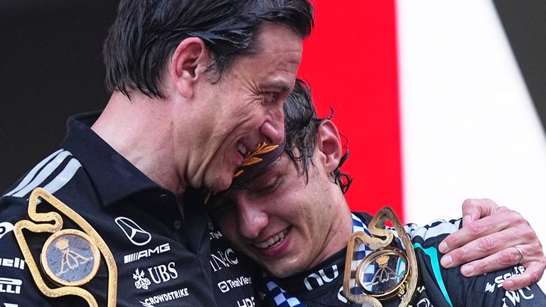 Mercedes-Teamchef Toto Wolff (l.) herzt Kimi Antonelli.