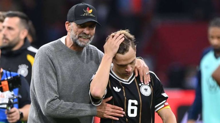 Jürgen Klopp (l.) will nichts von einer Debatte um Joshua Kimmich (r.) wissen.