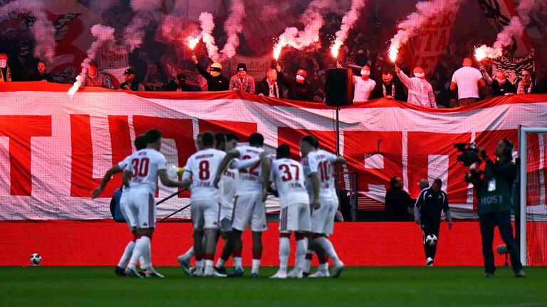 Im Rhein-Derby kommt es auf den Tribüne zu Ausschreitungen.