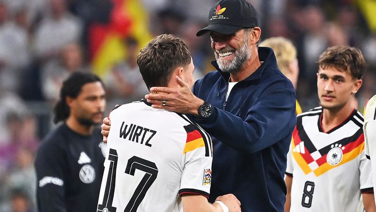 Bundestrainer Jürgen Klopp (r.) herzt DFB-Star Florian Wirtz.