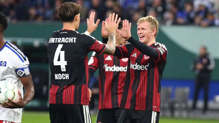 Frankfurts Torschützen klatschen sich ab: Robin Koch (l.) und Jonny Burkardt.
