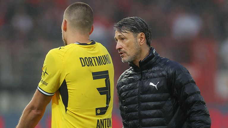 Trainer Niko Kovac (r.) im Gespräch mit BVB-Verteidiger Waldemar Anton.