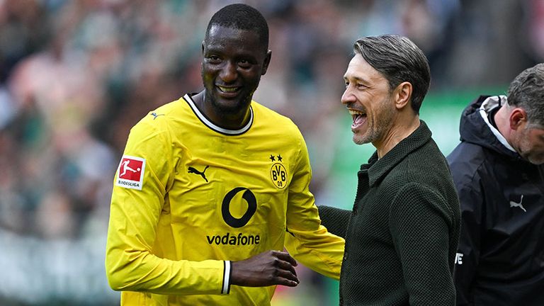 BVB-Trainer Niko Kovac (r.) lacht gemeinsam mit seinem Stürmer Serhou Guirassy.